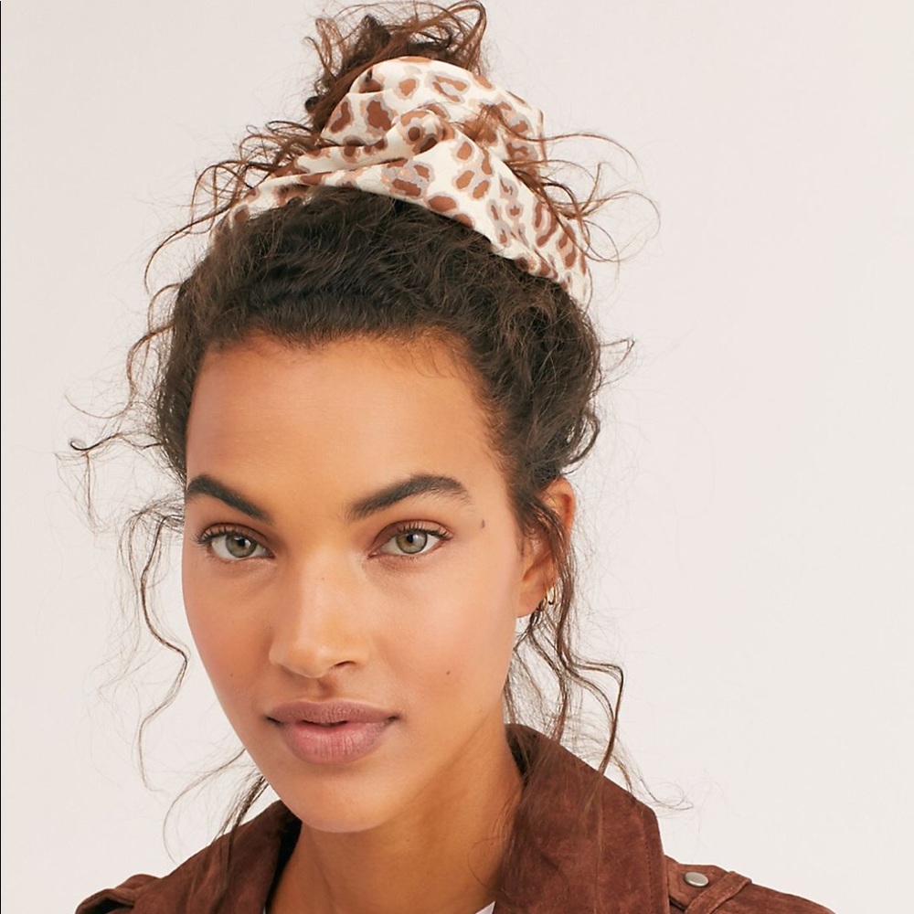 Printed Super Scrunchie✨ - Picture 6 of 6